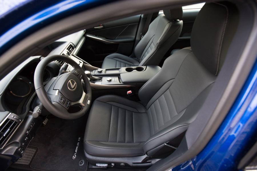Интерьер Lexus IS200t F-Sport 2016 года  (NA) (фото 7 из 27)